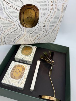 Подарунковий набір ароматичних свічок Diptyque Sapin & Coton з декоративною каруселлю, 2&times;70г
