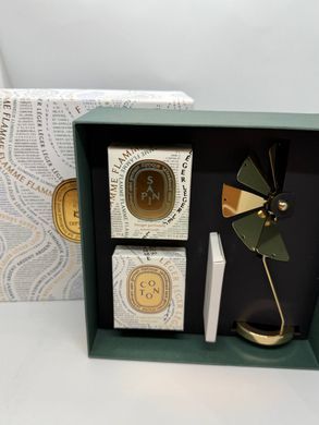 Подарунковий набір ароматичних свічок Diptyque Sapin & Coton з декоративною каруселлю, 2&times;70г