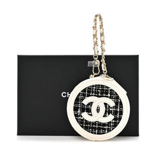 Міні кейс Chanel Tweed Quilted Round Filigree Pouch With Chain White/Black